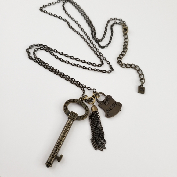 Good Works necklace antique brass - key + tassel + lock pendants layer necklace - Picture 13 of 16